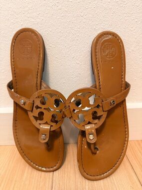 Tory Burch Miller Patent Leather Logo Thong Sandals in Tan